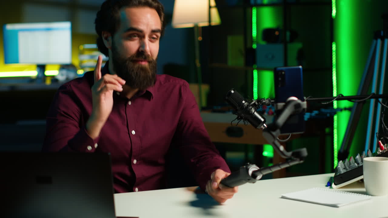 hombre usando cámara de teléfono y micrófono profesional para grabar