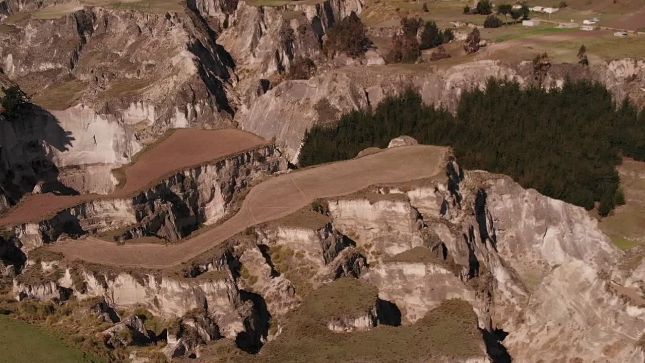 ⁇ 은 날 에 에 ⁇ 도르 의 토아치 강 협곡 을 바라보는 공중 전망