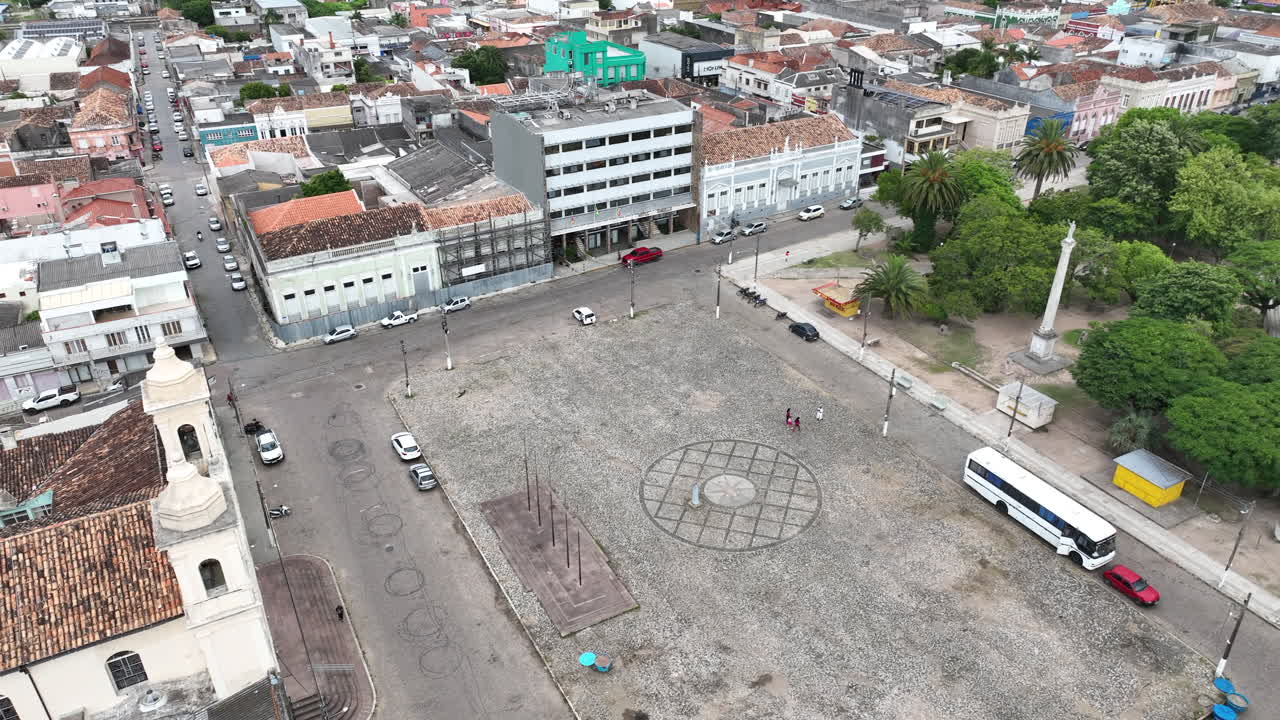 Movimento cinematografico con telecamera che si allontana in diagonale rivelando la piazza centrale e gli edifici storici nel centro della città di Jaguarao Rio Grande do Sul, Brasile.