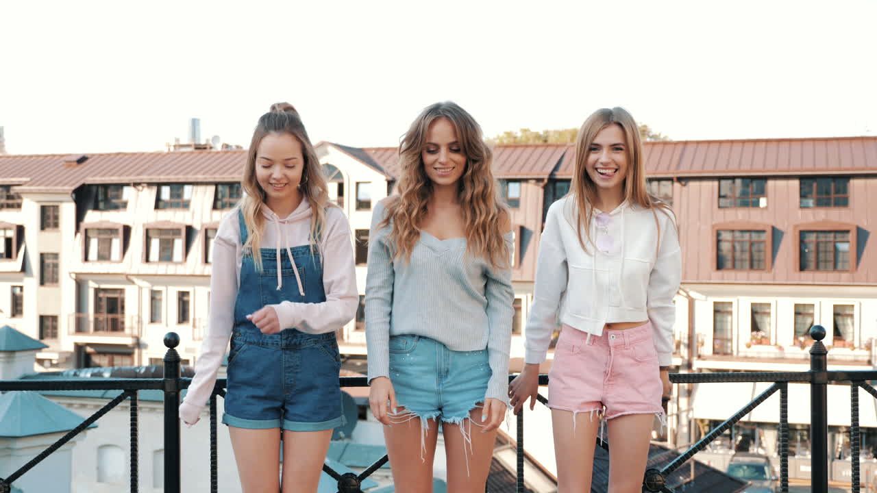 옥상에서 재미를 느끼는 세 명의 행복한 젊은 여성