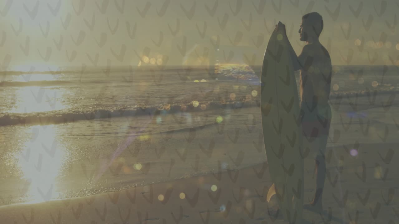 Mandlig surfer holder surfbræt, klar til at surfe, mens bølger ruller ind, solen glimter, og bokeh-effekter ses omkring surferen