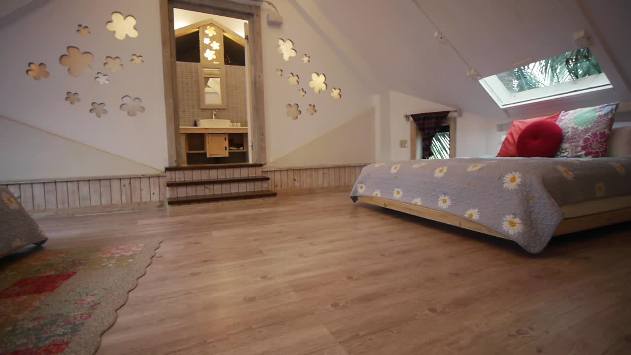 camas dobles en una pequeña arquitectura de estilo hogareño con techo de cielo