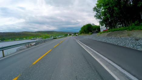 Conducir-Un-Coche-En-Una-Carretera-En-Noruega