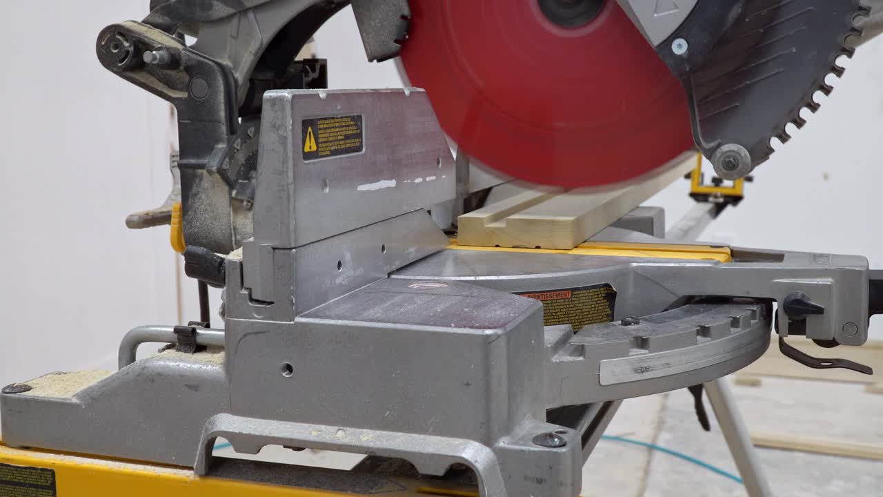 рабочий режет доску на циркулярных пилах человек режет корону формования на электрической пиле