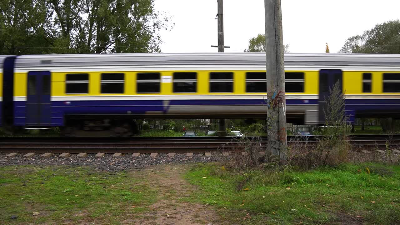 plataforma en la estación de tren principal de letonia con tren de entrada y estación de salida