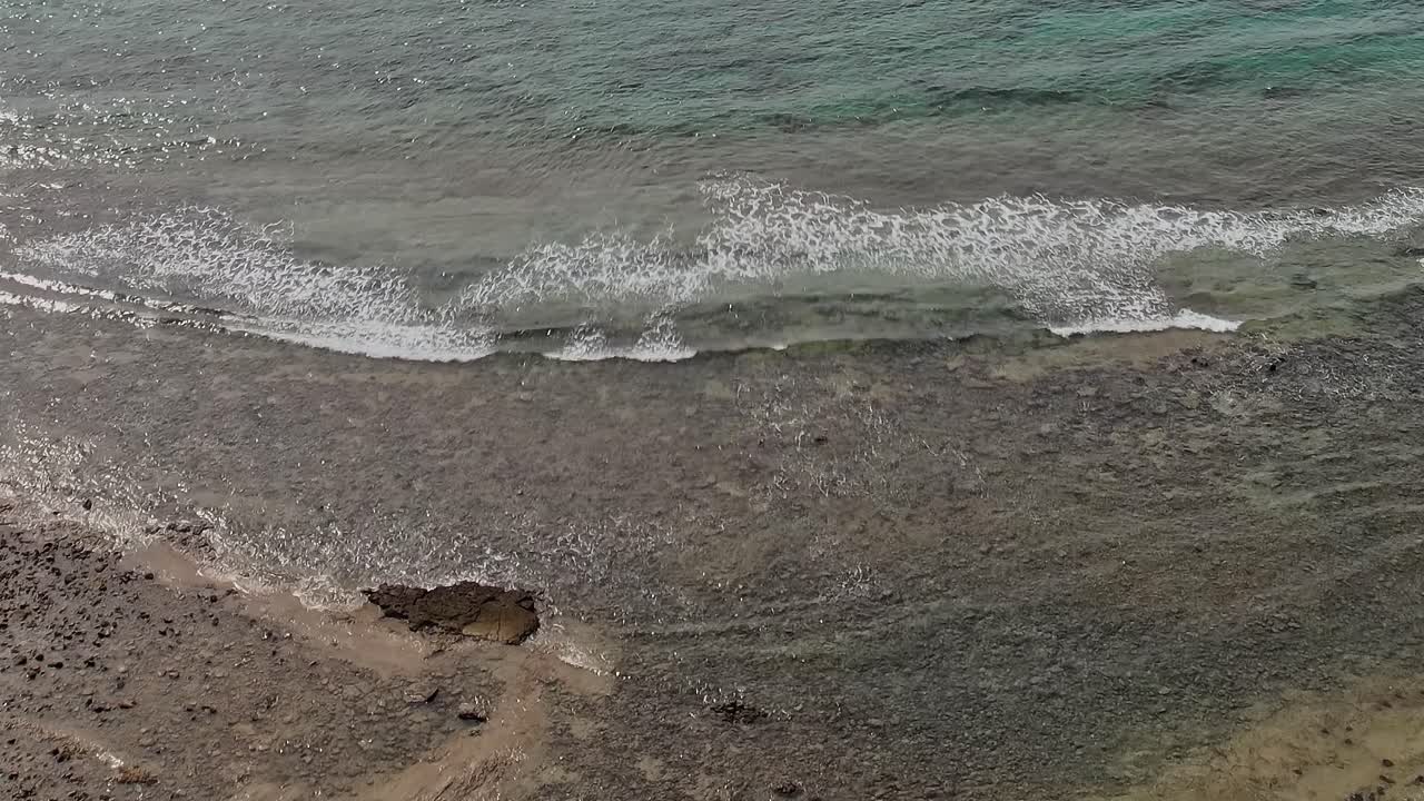 Onde accarezzano la costa in una giornata di sole alle Isole Canarie
