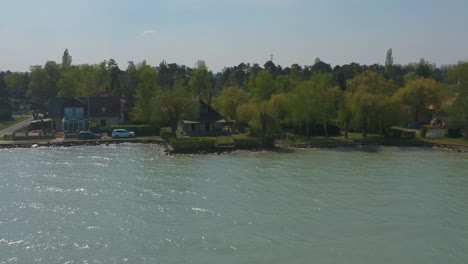 Afternoon-sloping-drone-view-near-the-coast-of-Zamárdi,-Lake-Balaton