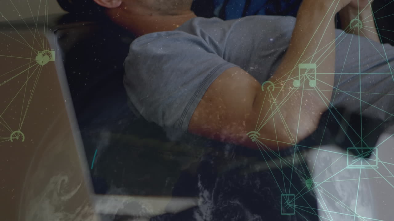 스마트폰을 사용하는 백인 사업가에 대한 미디어 아이콘의 애니메이션