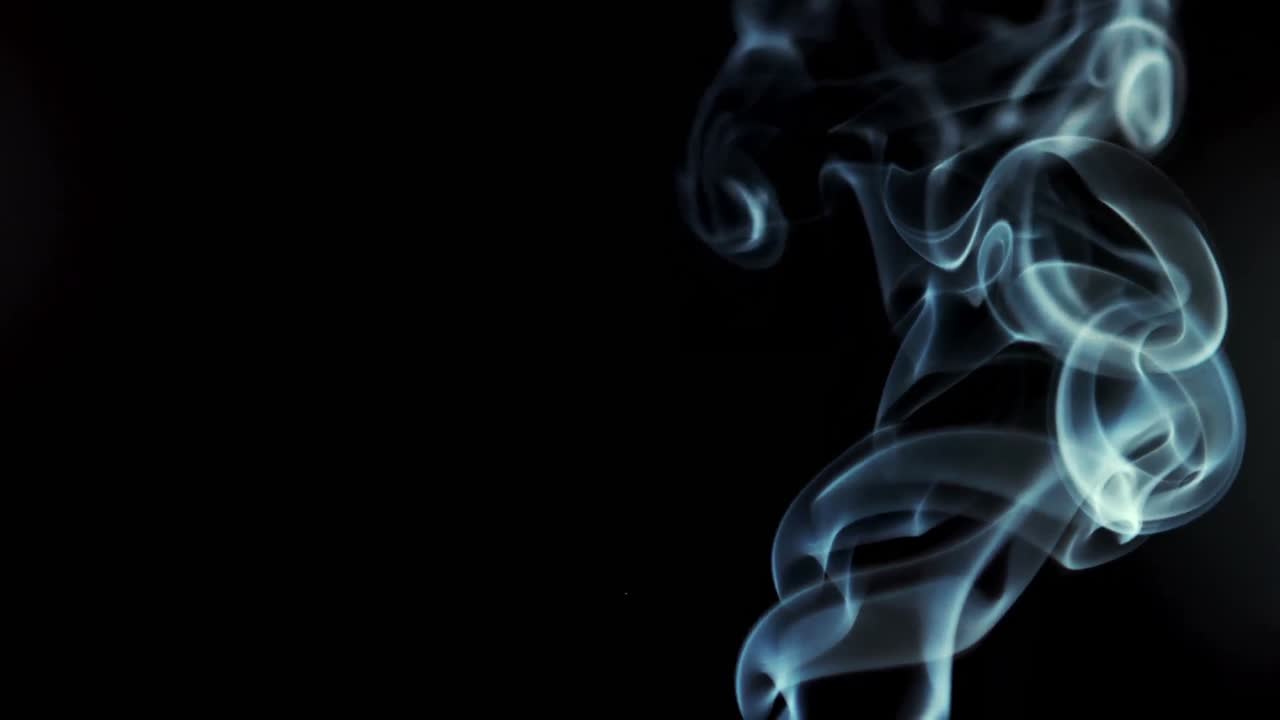 Fumo che si alza su uno sfondo nero