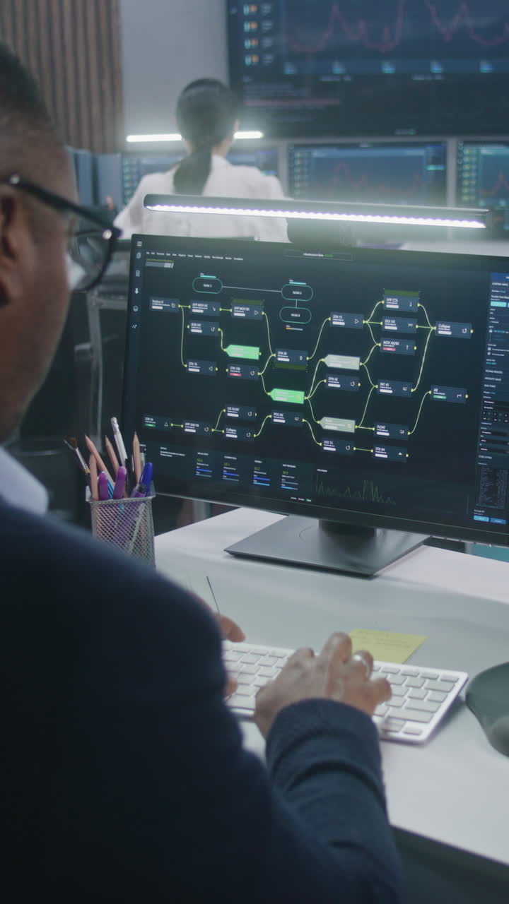 profesional de negocios que trabaja en un entorno de análisis de datos o de negociación