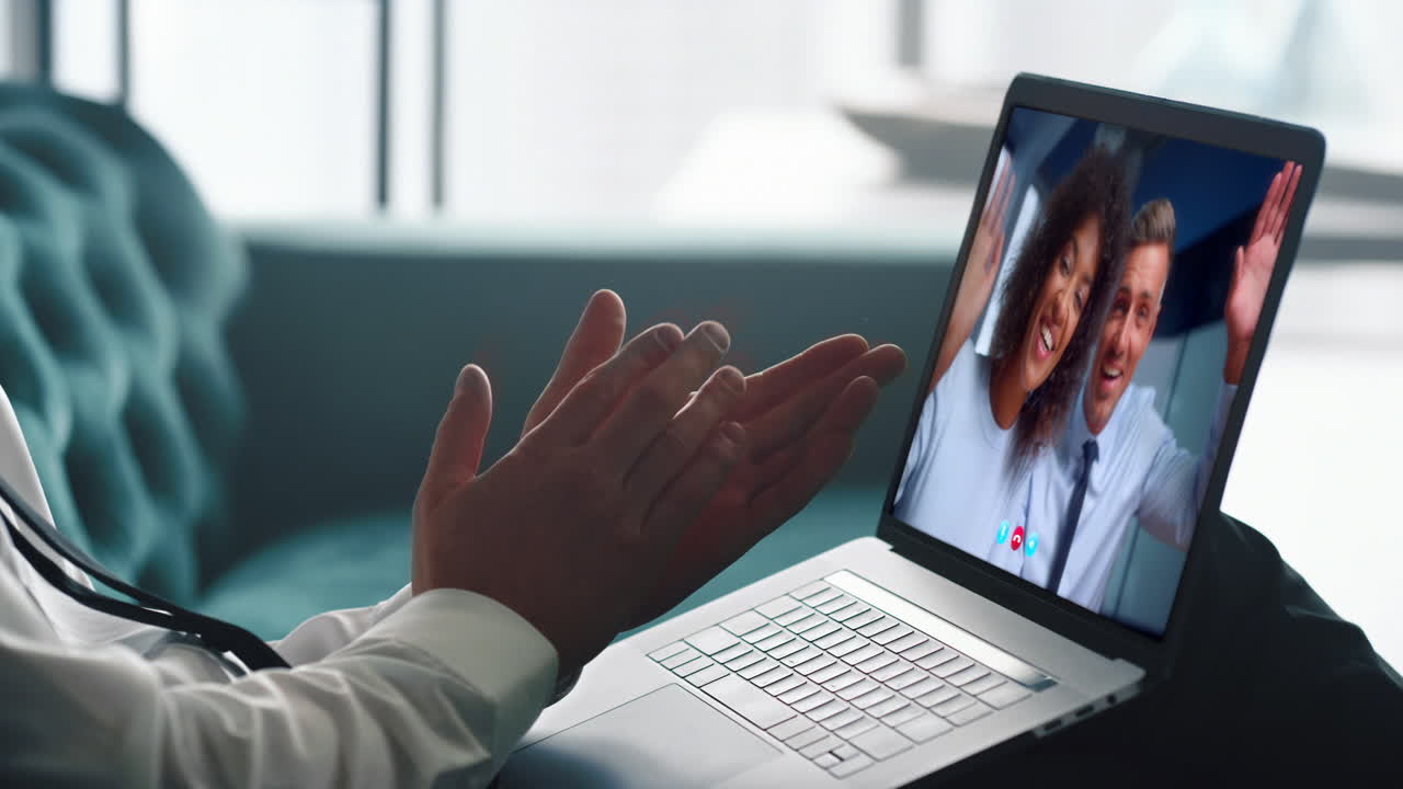 Primer plano de directivos contentos saludando en una videoconferencia con un socio no reconocido