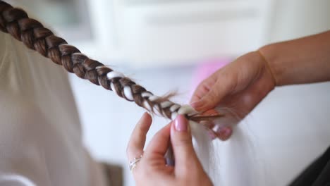 trenzar el cabello de un niño