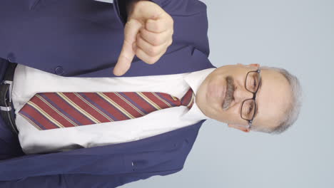 video vertical del hombre de negocios negativo.