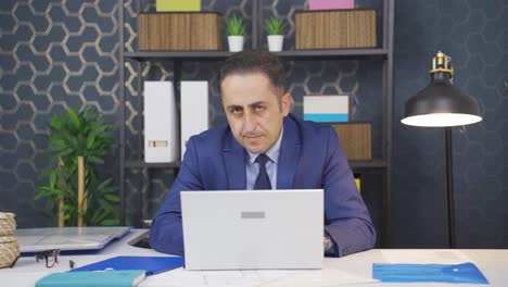 retrato de un hombre de negocios cansado y agotado.
