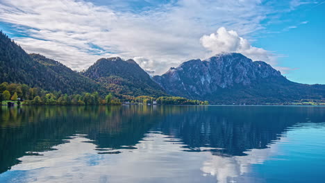 paisaje de montaña que se refleja en la superficie del agua del lago tranquilo, vista de lapso de tiempo