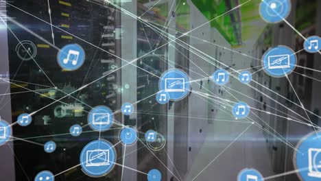 animación de la red de conexiones con iconos y procesamiento de datos a través de un servidor informático