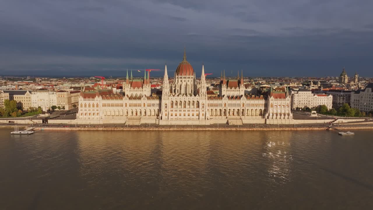 Vista aerea del Palazzo del Parlamento Ungherese sul fiume Danubio a Budapest