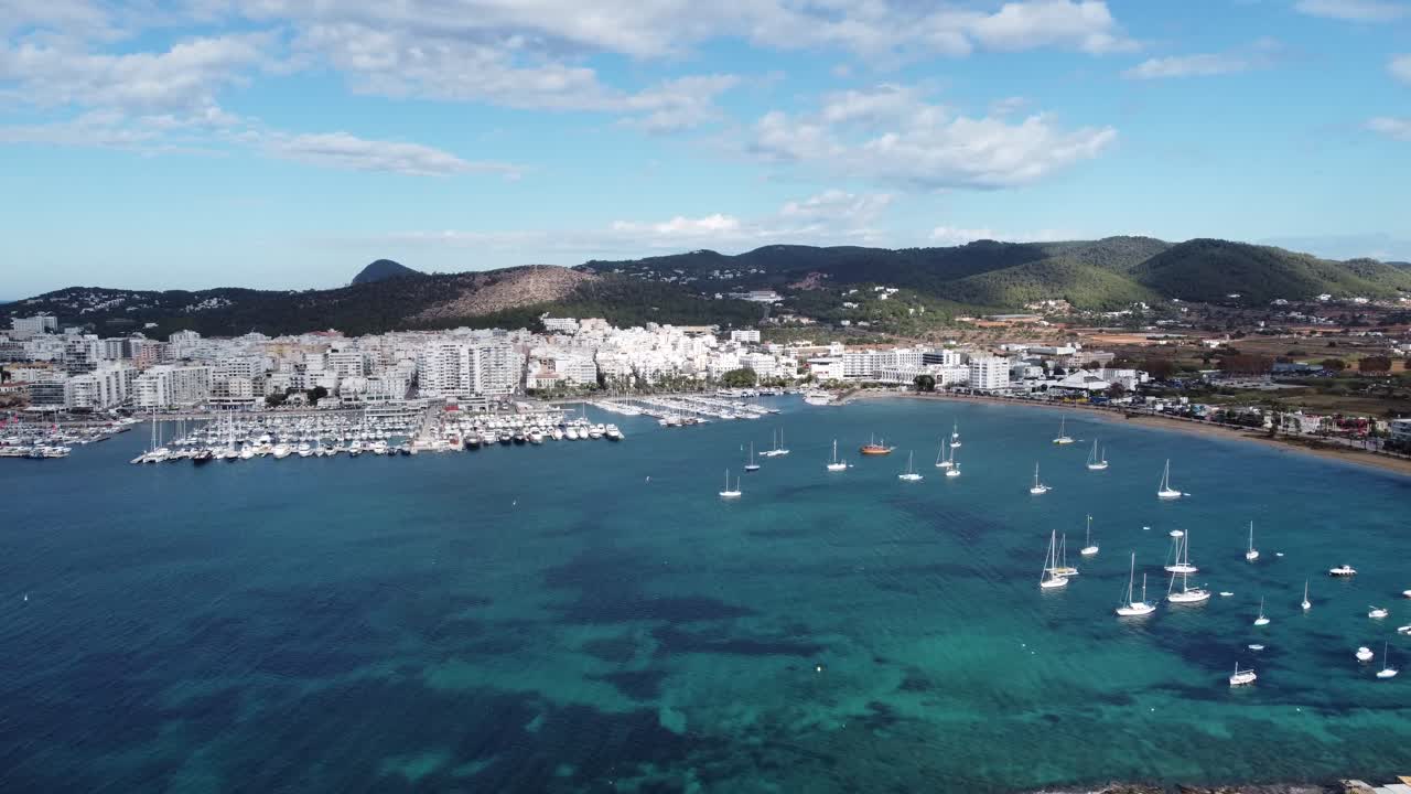 샌 안토니 이비자 쪽으로 향하는 드론 항공기