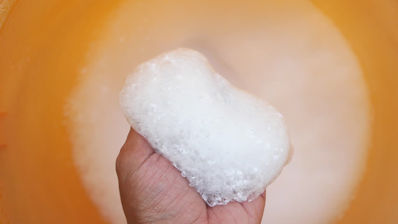손으로 비누 가루를 들고