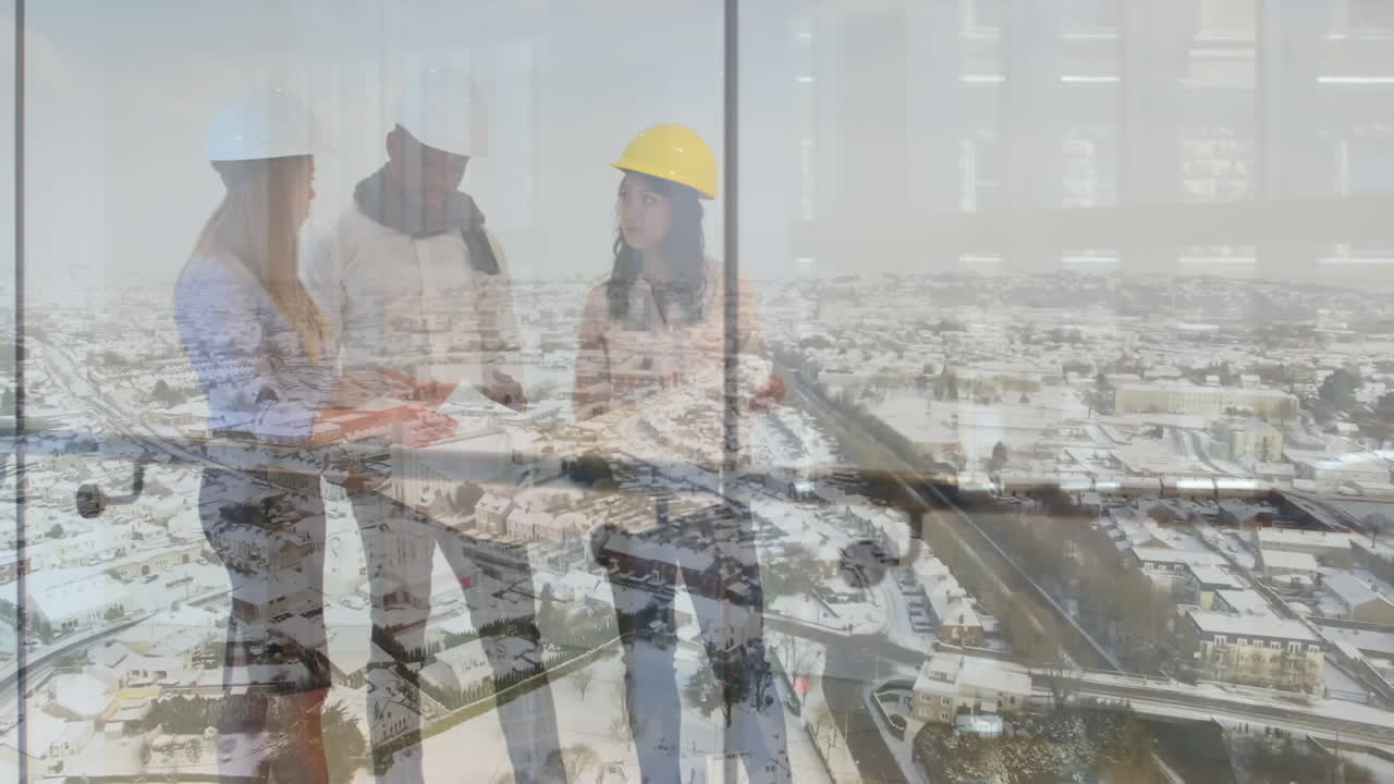 animación del paisaje urbano sobre arquitectos hablando en una oficina moderna