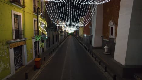 drohnen-aufnahmen der weihnachtsbeleuchtung und -dekorationen in den straßen der kolonialstadt puebla