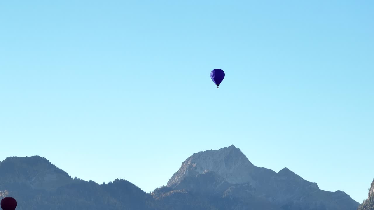 globo aerostático descendiendo después de un vuelo sobre los alpes franceses