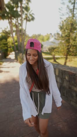 una mujer joven en el parque.