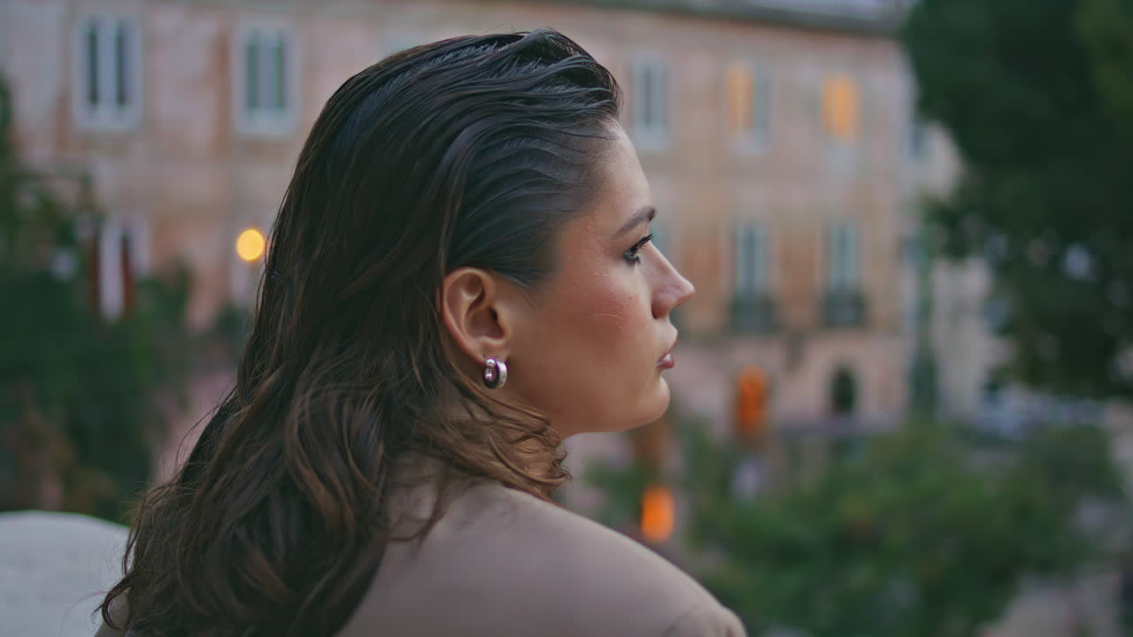 chica tranquila esperando reunión en la calle de la noche de cerca. mujer de negocios elegante