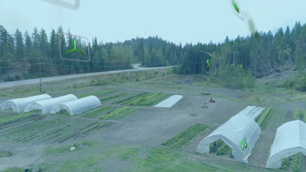 Kamera panorerer over landbrugstunneler, og AR-overlay starter datamonitorering, mens en medarbejder undersøger planter