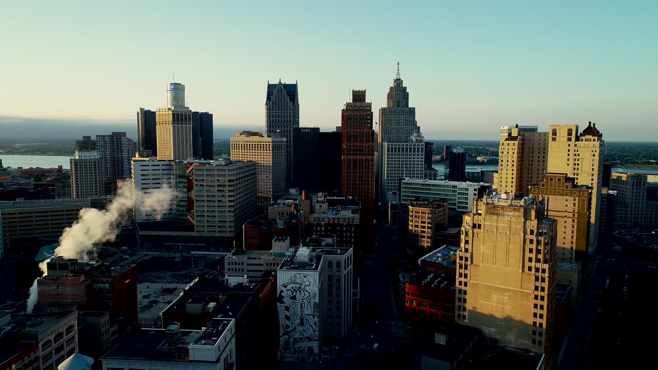 Skyline der Innenstadt von Detroit bei Sonnenaufgang.