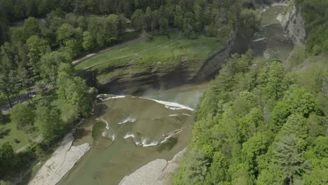 Drohnenaufnahme,-Die-Auf-Den-Abgrund-Eines-Wasserfalls-Zufliegt-Und-Ihn-Noch-Nicht-Sichtbar-Macht