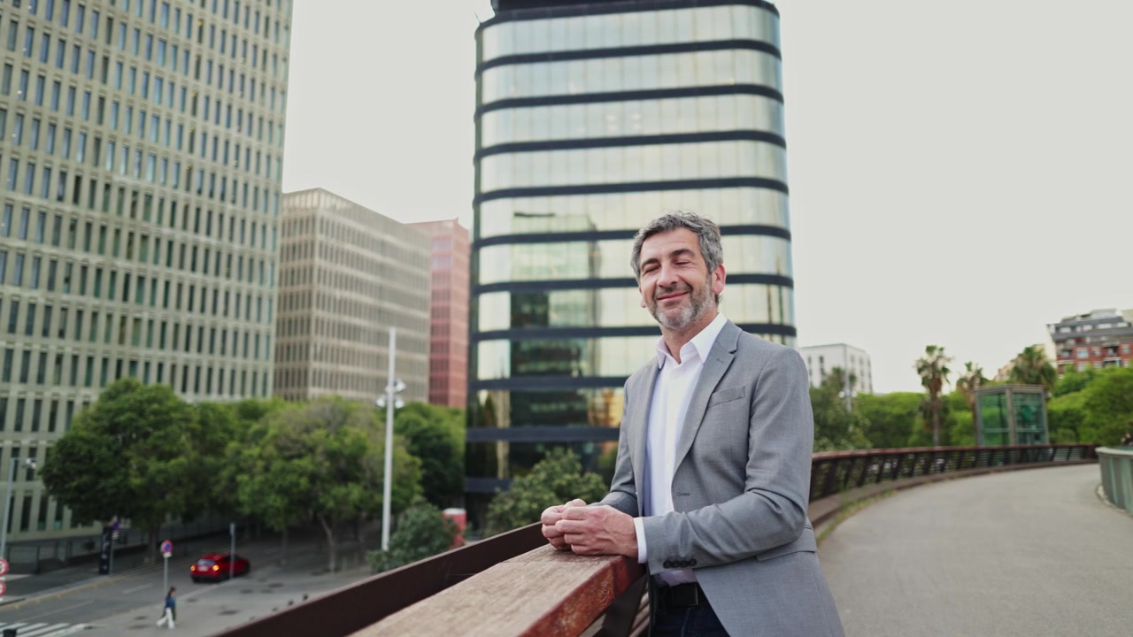 Empresário feliz em pé em ponte em cidade moderna