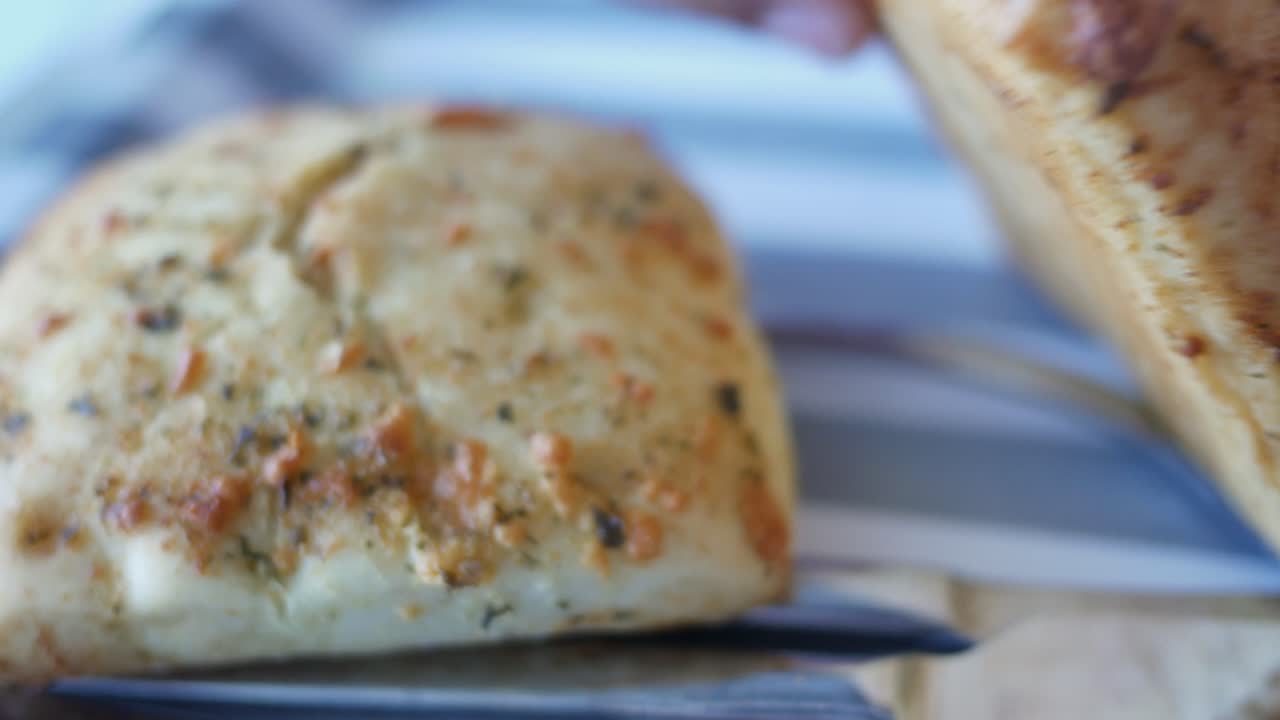 Primo piano di un piatto di pane artigianale.