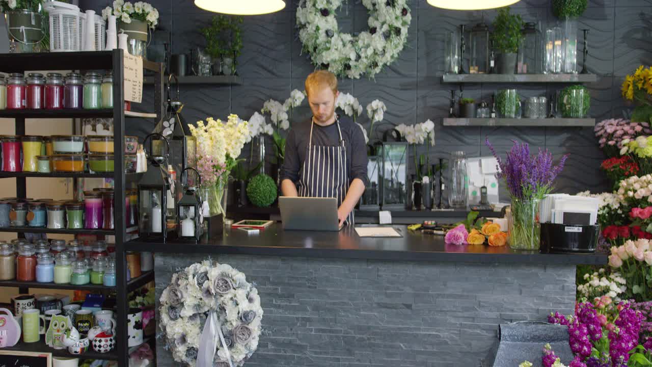 joven trabajando solo en la tienda