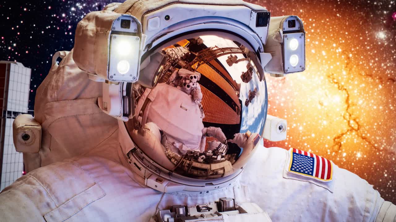 Astronauta durante una passeggiata spaziale con uno sfondo galattico, pannelli solari riflessi nella visiera, in una scena futuristica di esplorazione dello spazio esterno.