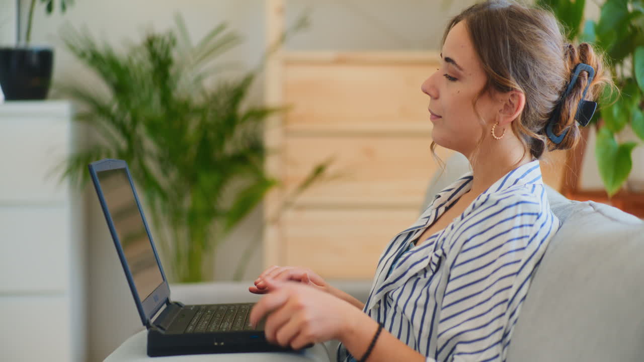 mujer de negocios positiva en la oficina en casa