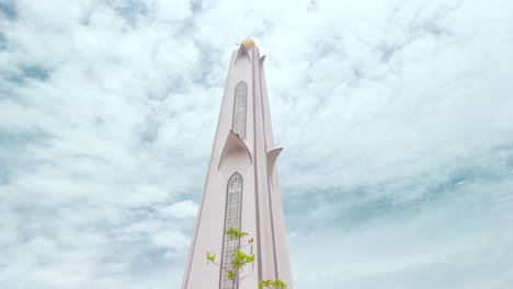 Toma-Cinematográfica-De-Bajo-A-Alto-Del-Minarete-De-Masjid-Selat-Melaka-En-Melaka,-Malasia,-Durante-Un-Día-Nublado-A-La-Luz-Del-Día.