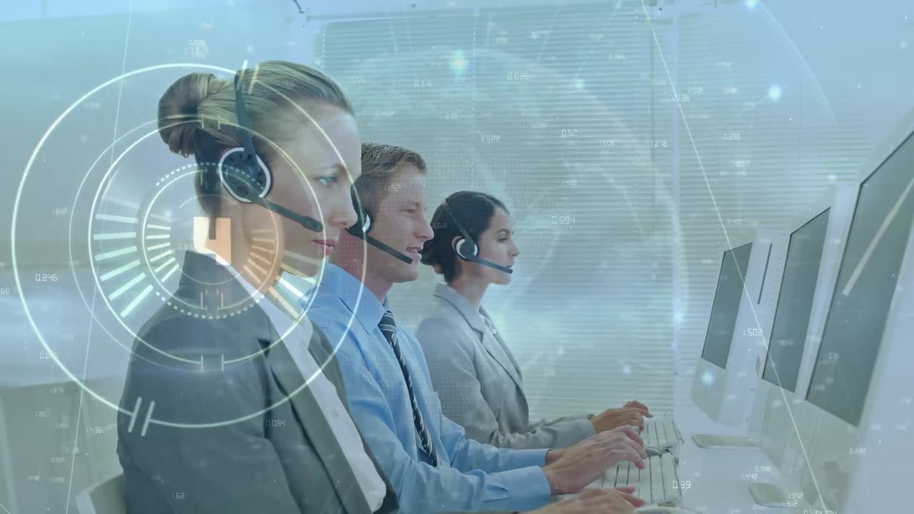 animación del procesamiento de datos sobre diversas personas de negocios que usan auriculares telefónicos