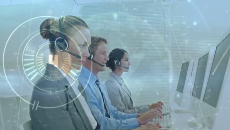 animazione dell'elaborazione dei dati su diversi uomini d'affari che utilizzano cuffie telefoniche