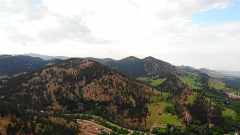 Montañas-Boscosas-De-Colorado-Y-Picos-De-Colinas-Con-Exuberantes-Campos-De-Hierba-Verde-En-La-Base