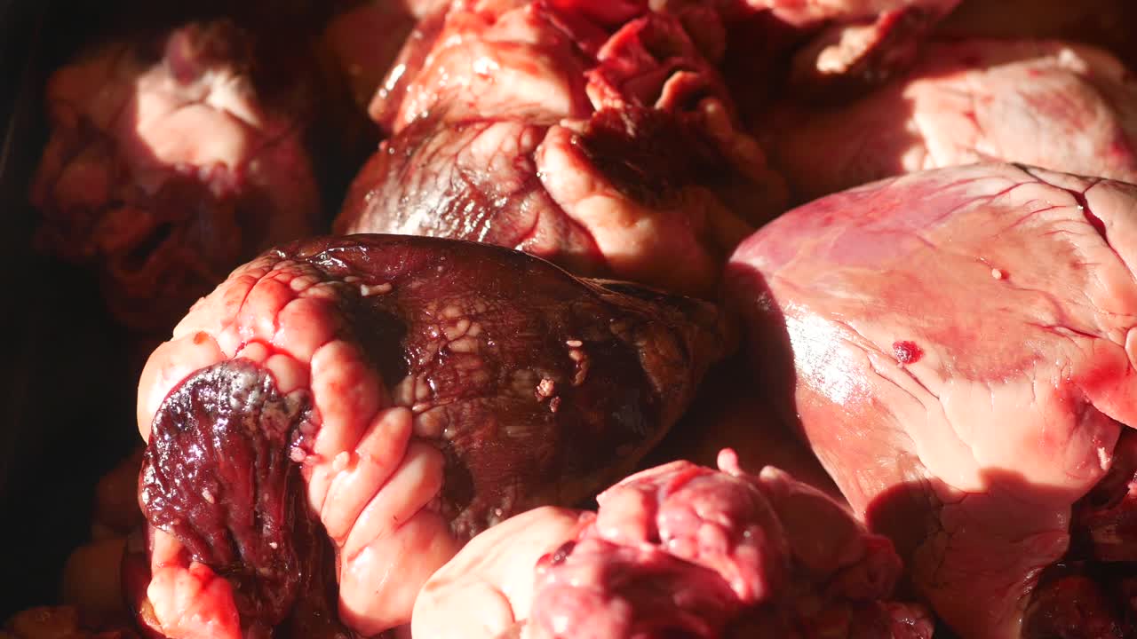 cuori di animali crudi