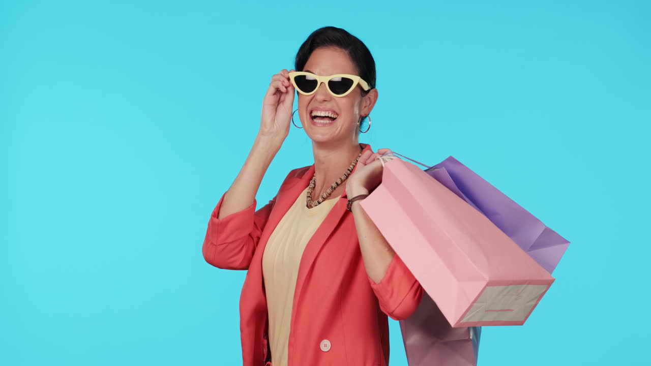 gafas de sol, bolsa de compras o mujer feliz con regalo