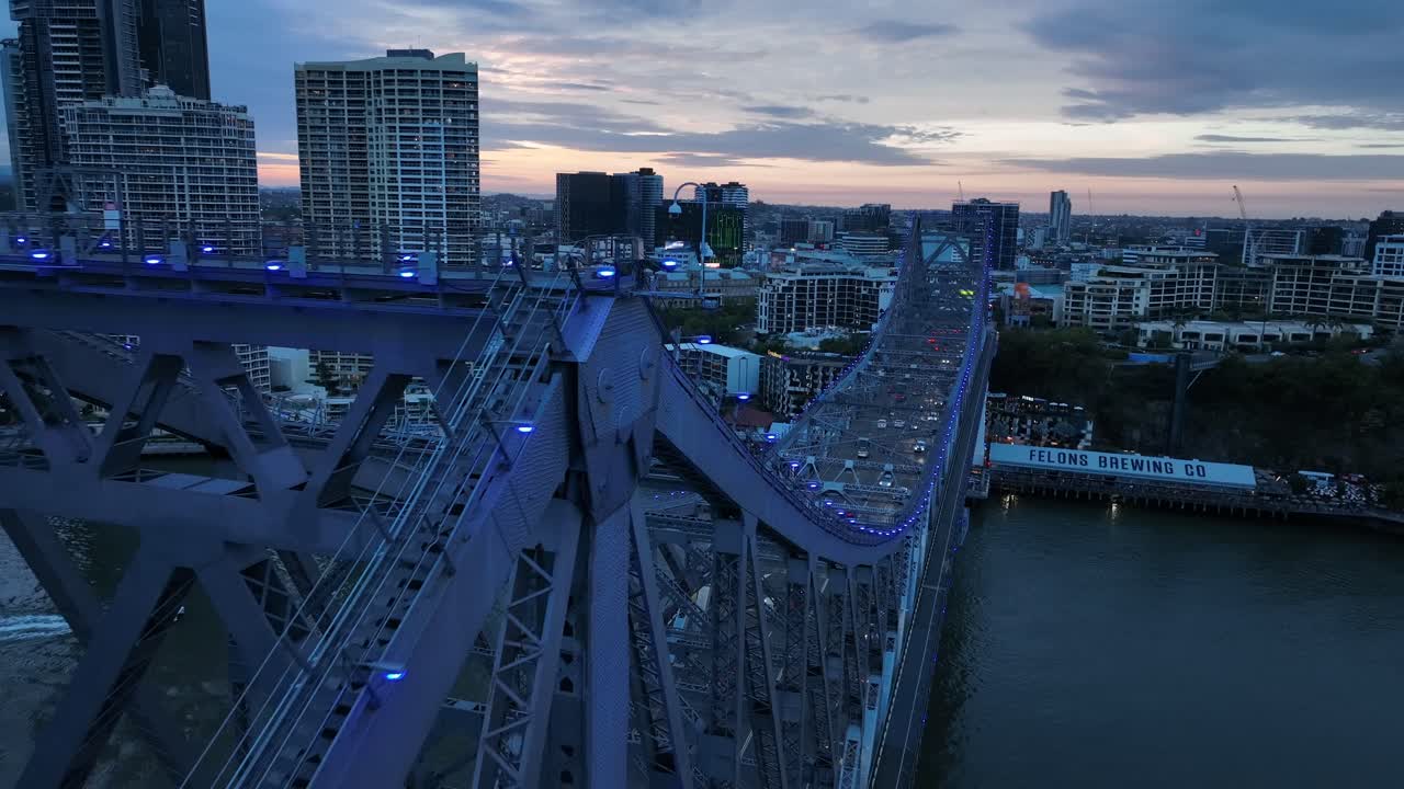 드론은 스토리 브리지의 클로즈업  ⁇ 을 끌고, 카메라는 다리의 꼭대기를  ⁇ 게 통과하고, 다리 구조와 아래의 교통을 드러 ⁇ 니다.
