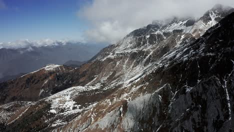 montaña shanzidou en el macizo de la montaña nevada del dragón de jade, yunnan china, antena 4k