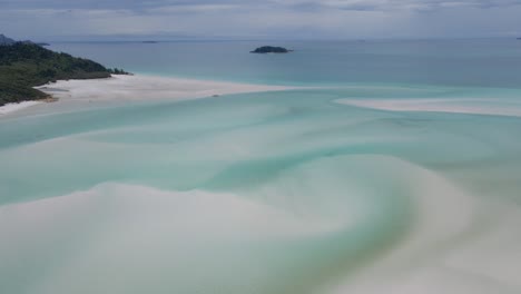 Vista-Aérea-De-La-Playa-De-Whitehaven---Paraíso-En-La-Isla-De-Whitsunday-Con-La-Isla-De-Esk-En-La-Distancia