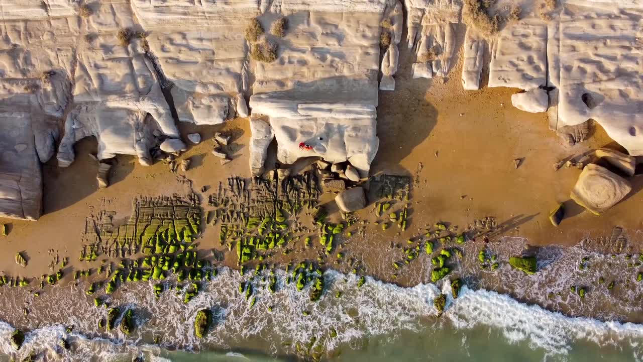algas verdes cubiertas efecto de la erosión del viento en el terreno de acantilado de roca en la playa de la mar paisaje de maravillosa playa de arena dorada la atracción turística resort lodge para spa bienestar salud en qatar iran