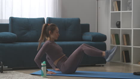 entrenamiento en casa el fin de semana la joven está entrenando sola en casa hacer abdominales para el abdomen delgado deporte y estilo de vida saludable