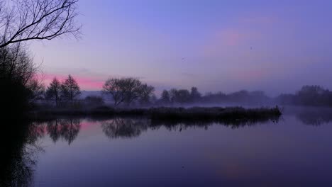 Toma-Estática-Del-Colorido-Y-Brumoso-Lago-Del-Convento-Al-Amanecer-En-Thetford,-Norfolk,-Reino-Unido