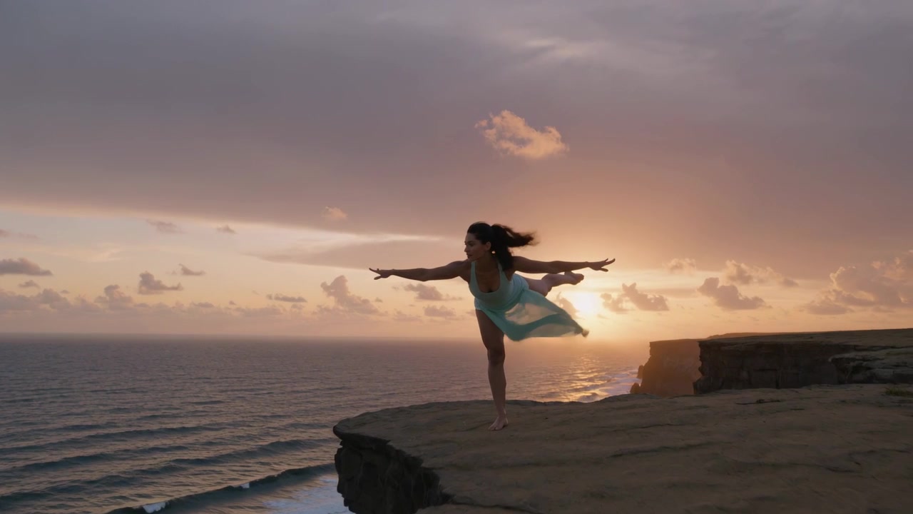 Ballerina che si esercita mantenendo l'equilibrio su una gamba sola sul bordo di una scogliera mentre il sole tramonta, con un vestito color verde acqua che ondeggia.