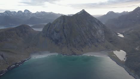 vista aérea con vistas a las playas de kvalvika y vestervika, otoño en lofoten, noruega - dando vueltas, disparo de drones